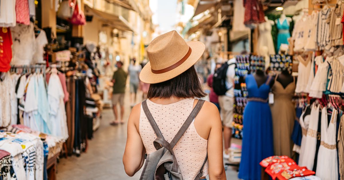 Γιατί οι Βρετανοί αγοράζουν λιγότερα σουβενίρ στις διακοπές τους